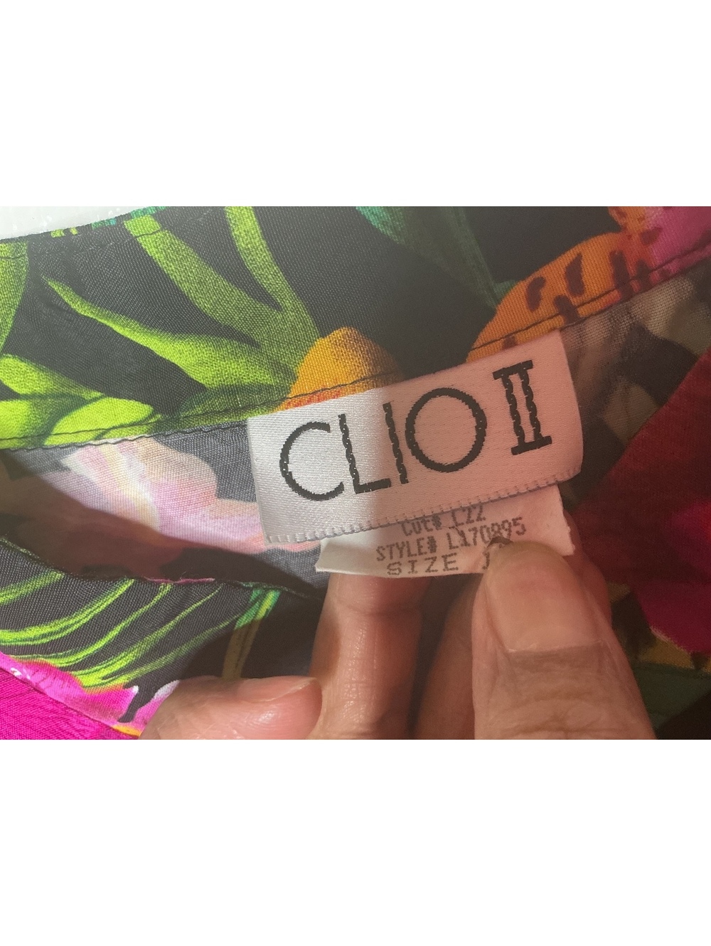< Clio II Vibrant Tropical Hawaiian Floral Pattern Button Down > - Picture 2 of 4